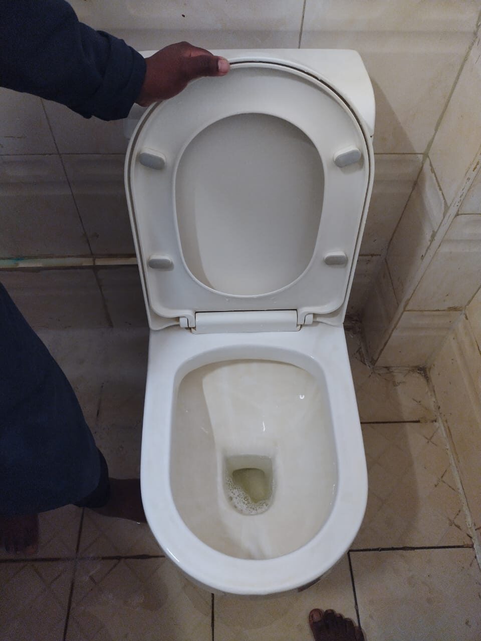 Bathroom restoration: tiles, glass and fixtures deep cleaned