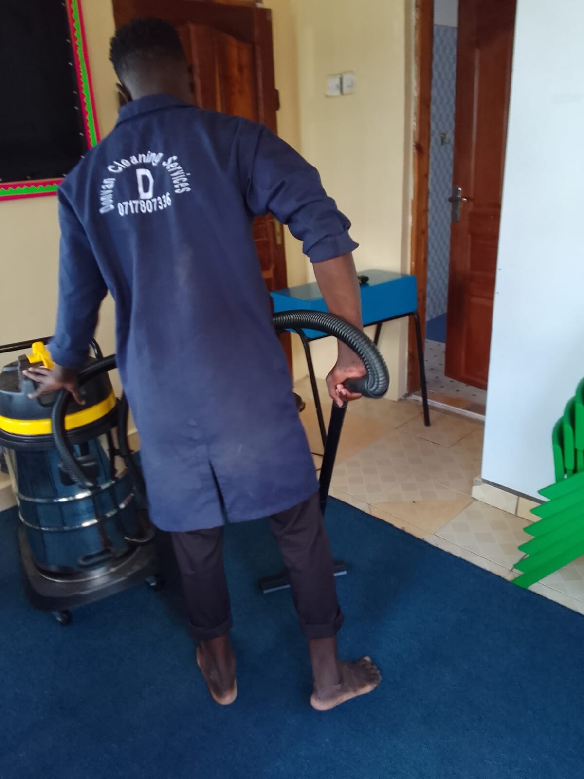 Carpet deep cleaning: stain removal and fibre lift